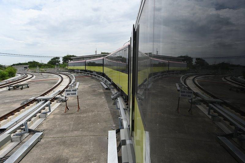 Đoàn tàu vận hành thủ nghiệm đầu tiên gồm có 4 toa.