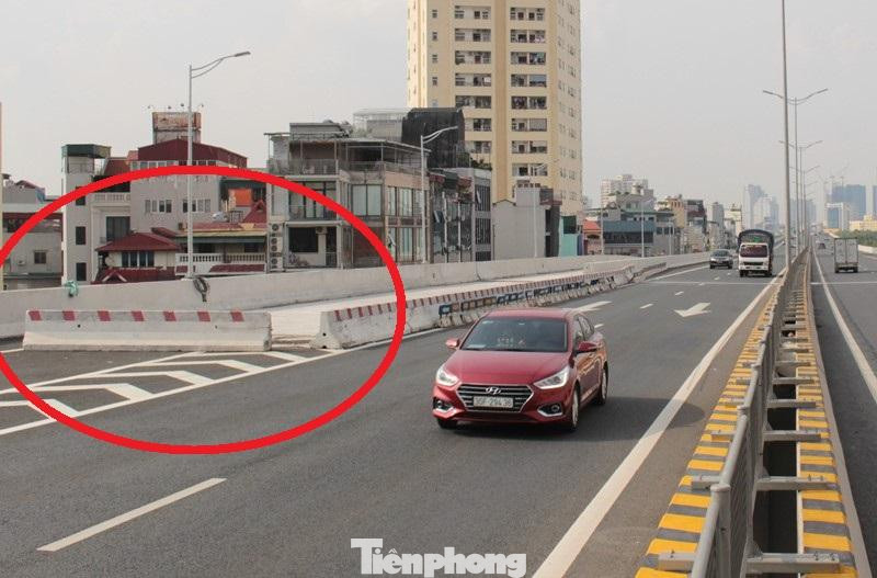 Nhưng hiện 6 nhánh lên xuống này vẫn thi công chưa xong, đang bị &quot;bịt&quot; và cụt thế này (vòng tròn đỏ).