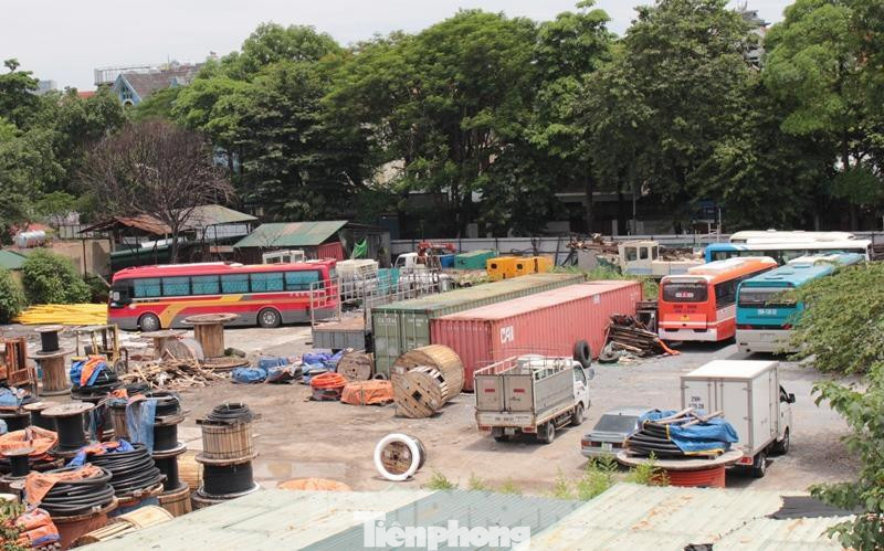 Thậm chí bãi xe Hùng Hậu còn có khu vực làm bãi đỗ thùng hàng container, xe chở khách liên tỉnh loại lớn... Diện tích bãi xe rộng hàng nghìn mét vuông, ngay cạnh trụ sở phường Hoàng Liệt.