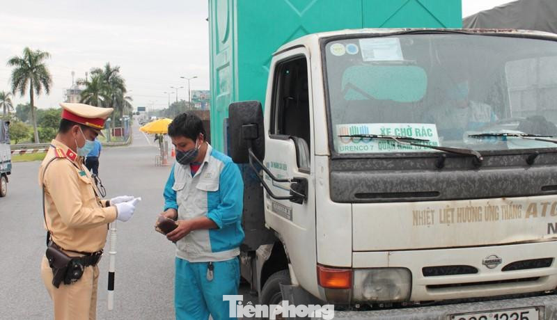 Trong sáng nay, liên ngành dừng cả xe phục vụ công ích và xe môi trường để kiểm tra việc tuân thủ quy định đi lại trên đường và phòng chống dịch.
