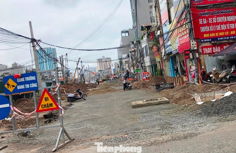 Với dự án thi công, mở rộng đường Vành đai 2, theo tiến độ đã phải hoàn thành từ nhiều năm trước, nhưng đến nay đoạn Ngã Tư Vọng - cầu Vĩnh Tuy vẫn đang thi công ngổn ngang.