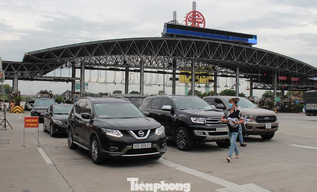 Tại chốt trực cửa ngõ phía Nam là cao tốc Pháp Vân - Cầu Giẽ chiều nay. Tại chốt trực cửa ngõ phía Nam là cao tốc Pháp Vân - Cầu Giẽ chiều nay.