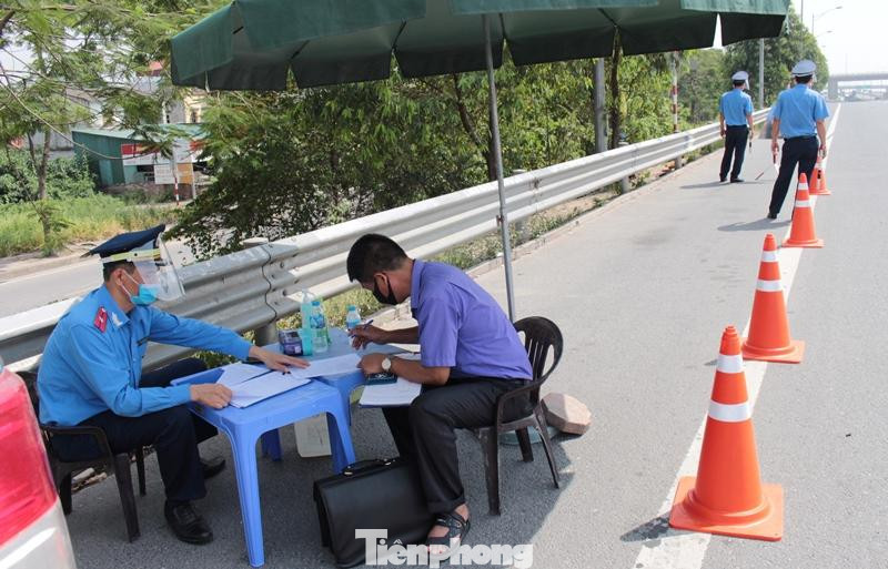 Nhiều xe khách không tuân thủ quy định phòng chống dịch, trong đó có không ghi thông tin đầy đủ khách hàng đã bị nhắc nhở, yêu cầu hoàn thiện. Nhiều xe khách không tuân thủ quy định phòng chống dịch, trong đó có không ghi thông tin đầy đủ khách hàng đã bị nhắc nhở, yêu cầu hoàn thiện.