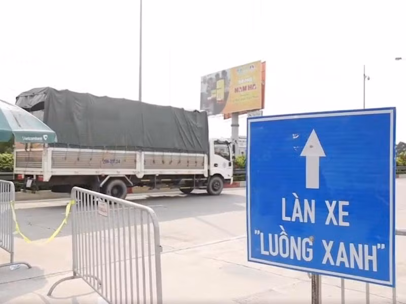 Làn ưu tiên cho xe có thẻ "luồng xanh" được thông các chốt trực tại Hà Nội. Ảnh: T. Đảng