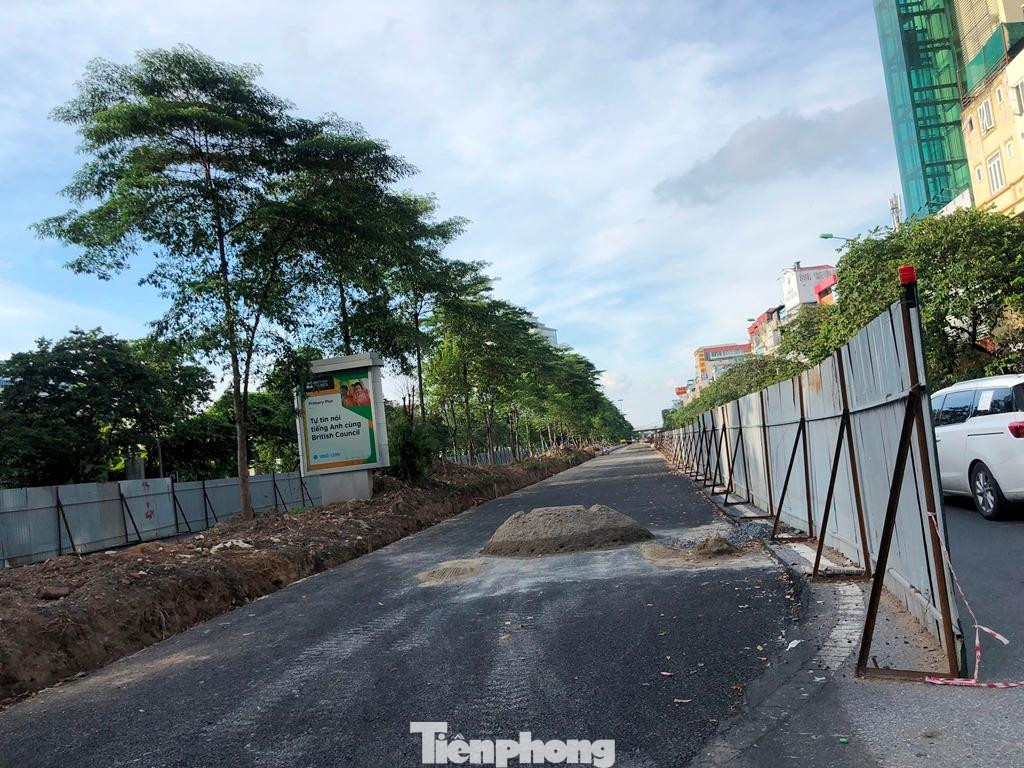 Mặc dù gặp nhiều khó khăn trong quá trình thi công, như dịch COVID-19 bùng phát, thành phố Hà Nội thực hiện giãn cách, yêu cầu không tập trung đông người, phương tiện hạn chế lưu thông, thi công về đêm… nhưng do là dự án cấp bách nên đến nay bằng các giải pháp chủ động, đến nay tiến độ dự án đã hoàn thành hơn 50% khối lượng công việc. Mặc dù gặp nhiều khó khăn trong quá trình thi công, như dịch COVID-19 bùng phát, thành phố Hà Nội thực hiện giãn cách, yêu cầu không tập trung đông người, phương tiện hạn chế lưu thông, thi công về đêm… nhưng do là dự án cấp bách nên đến nay bằng các giải pháp chủ động, đến nay tiến độ dự án đã hoàn thành hơn 50% khối lượng công việc.