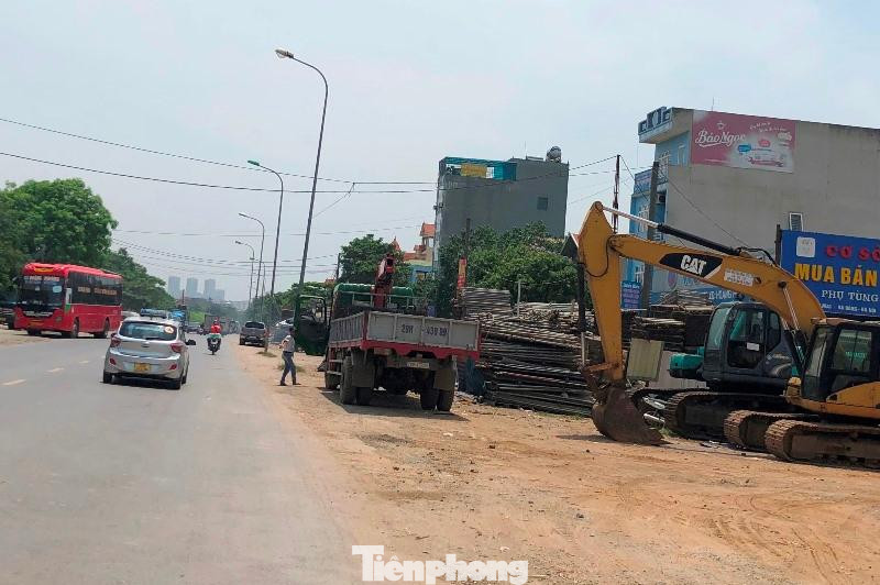 Với đoạn QL6 đoạn từ bến xe Yên Nghĩa đi cầu Mai Lĩnh, lòng đường và cả hành lang an toàn đang bị chiếm dụng làm bãi chứa vật liệu, phụ tùng ô tô và bãi đỗ xe tải.
