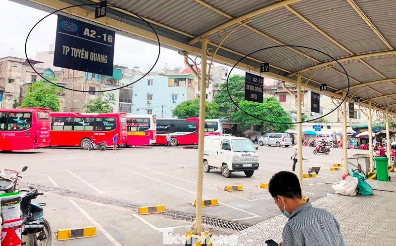 Hai ngày qua tại các khu vực là nơi dừng đón khách đi các tuyến Tuyên Quang, Yên Bái, Đà Nẵng, Tây Nguyên, BX Miền Đông... , nhiều lúc "trắng" xe đón khách.