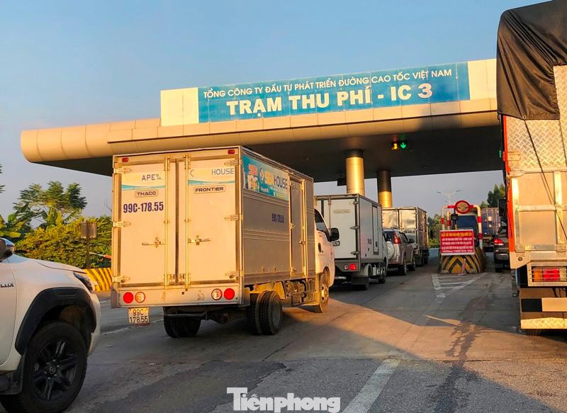 Trạm thu phí IC3 Bình Xuyên, hướng ra tỉnh lộ 310 Vĩnh Phúc thời gian qua thường xuyên ùn tắc do toàn bộ xe từ cao tốc phải đi vòng vào đây trả phí. Trạm thu phí IC3 Bình Xuyên, hướng ra tỉnh lộ 310 Vĩnh Phúc thời gian qua thường xuyên ùn tắc do toàn bộ xe từ cao tốc phải đi vòng vào đây trả phí.