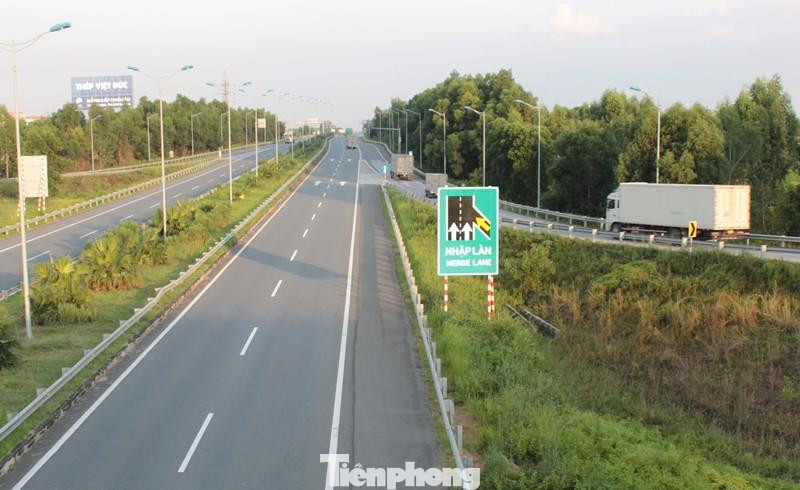 Sau khi trả phí xong thì xe ô tô chủ yếu là chở hàng mới được hướng dẫn đi vòng lại đường cao tốc để về Hà Nội. Sau khi trả phí xong thì xe ô tô chủ yếu là chở hàng mới được hướng dẫn đi vòng lại đường cao tốc để về Hà Nội.