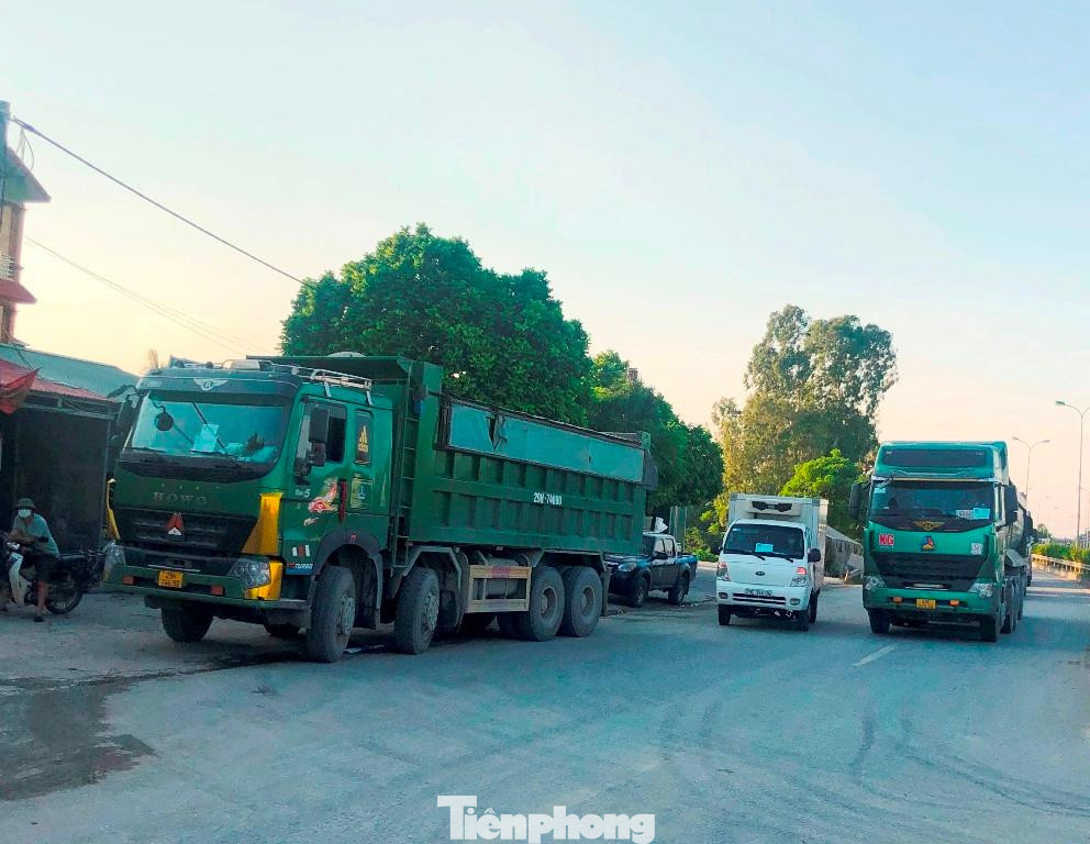 Tại chốt Cầu Giẽ (QL1), những tuần đầu sau khi lập chốt chỉ có xe tải chở hàng, xe cá nhân có nhu cầu đi qua chốt, tuy nhiên hơn 1 tuần nay, chốt xuất hiện nhiều xe tải công trường loại hổ vồ hoạt động nhộn nhịp, lấn hết cả đường các phương tiện chở hàng khác. Tại chốt Cầu Giẽ (QL1), những tuần đầu sau khi lập chốt chỉ có xe tải chở hàng, xe cá nhân có nhu cầu đi qua chốt, tuy nhiên hơn 1 tuần nay, chốt xuất hiện nhiều xe tải công trường loại hổ vồ hoạt động nhộn nhịp, lấn hết cả đường các phương tiện chở hàng khác.