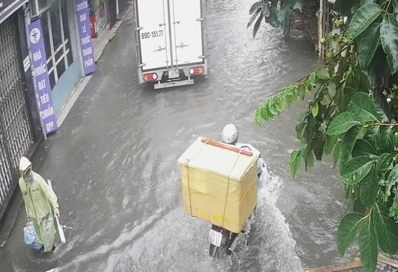 Ngập cả vỉa hè phố Nguyễn Chính (Hoàng Mai)