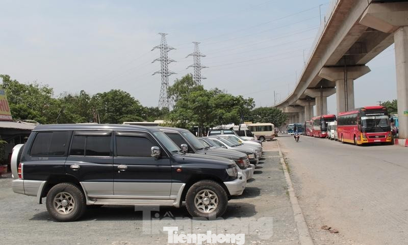 Tại tuyến QL6 đoạn qua quận Hà Đông, do dự án mở rộng đang thi công theo dạng xôi đỗ, dở dang, với một số đoạn đã mở rộng xong lòng đường đã cho xe lưu thông. Nhưng tại đây nhiều chủ kinh doanh, sửa chữa ô tô đã ngang nhiên biến lòng đường, vỉa hè dự án thành bãi xe riêng của mình.