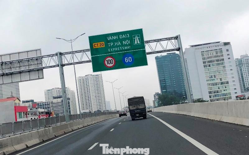 Để phục vụ thi công các ram (đường nhánh) lên xuống đường trên cao Vành đai 3 đoạn Mai Dịch - Cầu Thăng Long, từ ngày 23 đến hết ngày 26/4 Sở GTVT Hà Nội có phương án tổ chức, phân luồng giao thông theo hướng cấm toàn bộ phương tiện đi trên tuyến đường này.