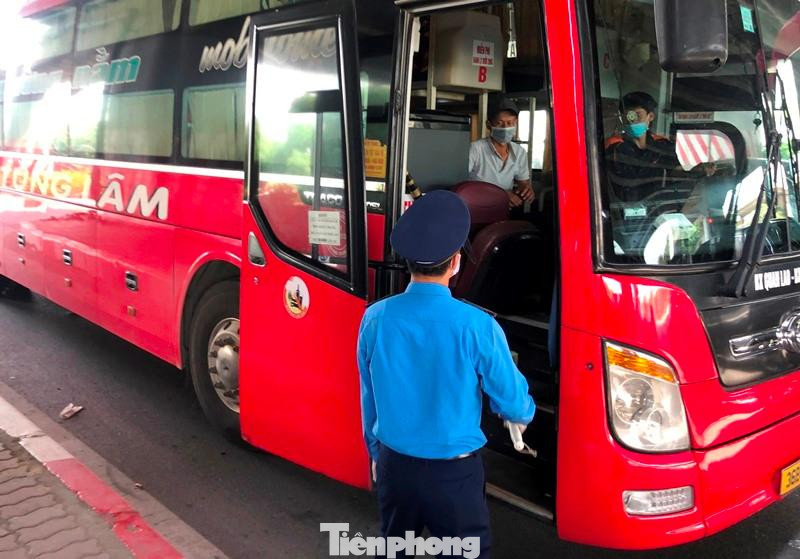 Qua kiểm tra, TTGT ghi nhận, hành khách trên xe đã ngồi giãn cách, đeo khẩu trang, tuy nhiên, một số xe chỉ trang bị nước sát khuẩn, không có khẩu trang dự phòng để hành khách sử dụng khi cần. Qua kiểm tra, TTGT ghi nhận, hành khách trên xe đã ngồi giãn cách, đeo khẩu trang, tuy nhiên, một số xe chỉ trang bị nước sát khuẩn, không có khẩu trang dự phòng để hành khách sử dụng khi cần.
