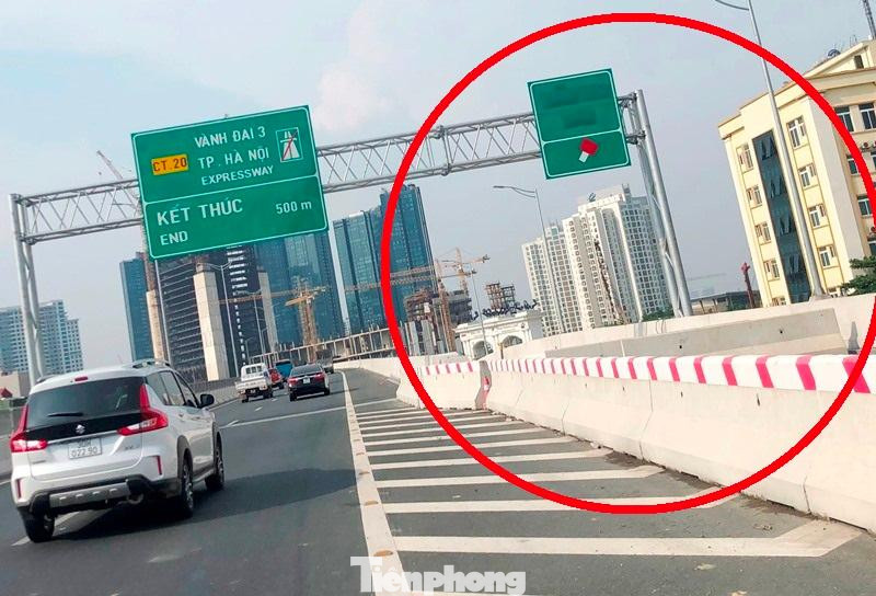 Với mục tiêu giảm ùn tắc, hoàn thiện kết cấu hạ tầng giao thông Hà Nội, nhưng sau gần 1 năm thông xe, đường trên cao Vành đai 3 đoạn Mai Dịch - cầu Thăng Long hiện chỉ chạy một mạch từ đầu dự án đến cuối dự án, tuyến đường vẫn cụt đường kết nối lên xuống với đường đô thị bên dưới.