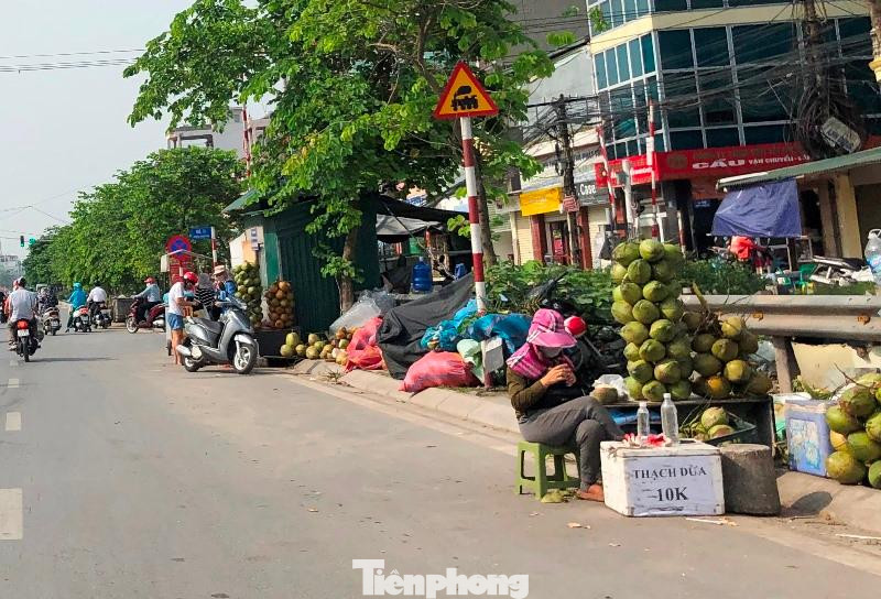 Tuyến QL1 đoạn qua khu vực đô thị Hà Nội bắt đầu từ bến xe Nước Ngầm đi ga Văn Điển vừa được mở rộng 8 làn xe và vỉa hè đồng bộ. Nhưng hiện nay vỉa hè đang bị chiếm dụng để bán hoa quả, nước uống.