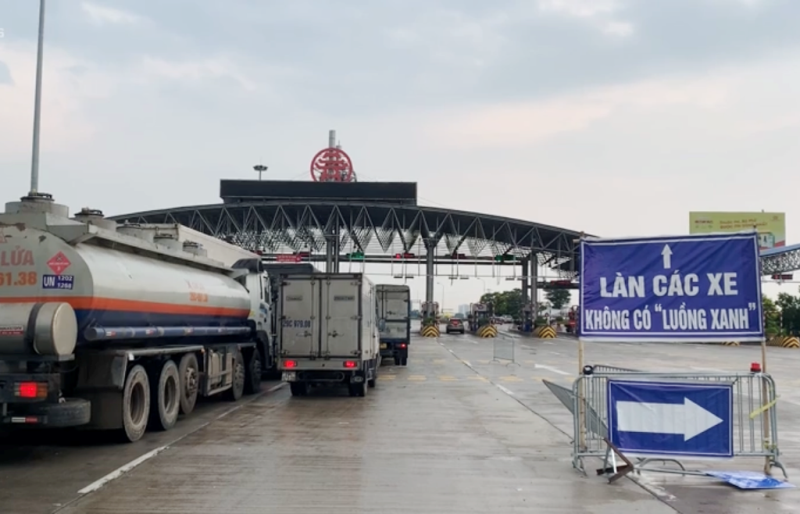 Làn xe xảy ra ùn tắc là làn "luồng xanh" dành cho xe ô tô chở hàng. Bên cạnh là làn đường dành cho xe hỗ hợp do ít xe đi nên vẫn thông thoáng.