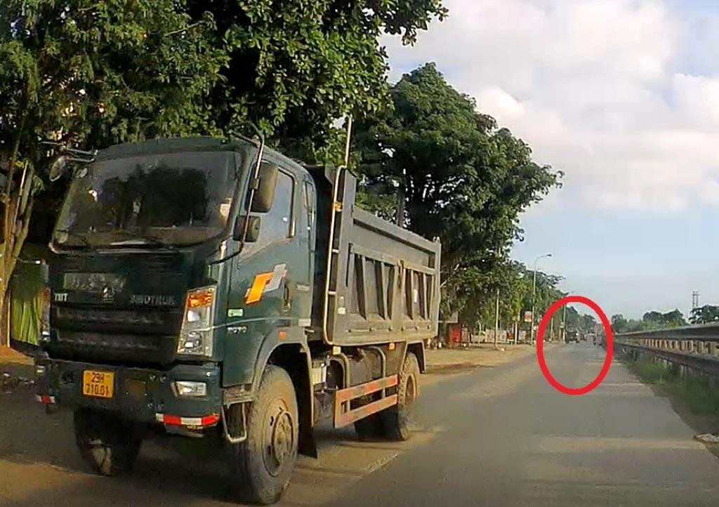 Xe hổ vồ không giấy đi đường chạy thành đoàn trên QL1 đoạn qua Phú Xuyên trong thời gian cả thành phố Hà Nội thực hiện giãn cách.