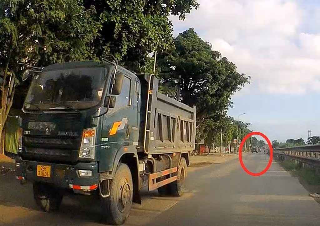 Xe hổ vồ không giấy đi đường chạy thành đoàn trên QL1 đoạn qua Phú Xuyên trong thời gian cả thành phố Hà Nội thực hiện giãn cách.