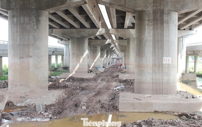 Công trường cầu sắt vượt hồ Linh Đàm (cầu vượt bổ sung dành riêng cho xe máy tại dự án cầu cạn vượt hồ Linh Đàm) thi công vào ban ngày đẩy nhanh tiến độ.