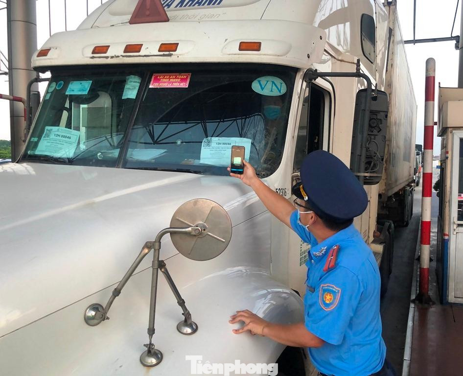 Tại chốt kiểm soát trạm thu phí Pháp Vân - Cầu Giẽ, nhiều xe tải chở hàng là xe container, xe đầu kéo to, để quét được mã luồng xanh kiểm tra, Thanh tra giao thông phải bắc ghế mới thực hiện được.