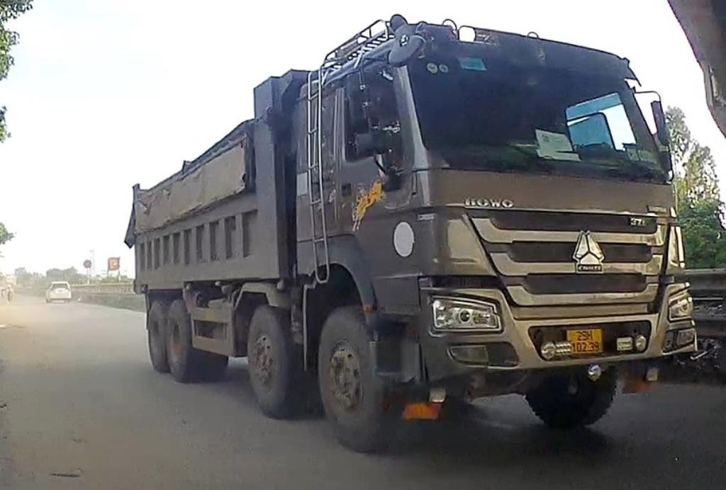 Mỗi khi có xe tải đi qua là QL1 lại bụi mù mịt.