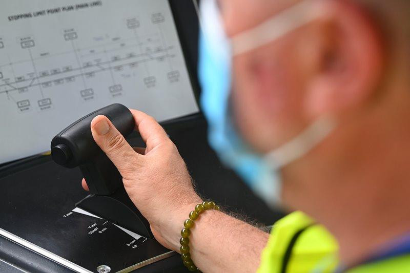 Vận hành tàu là các chuyên gia nước ngoài.