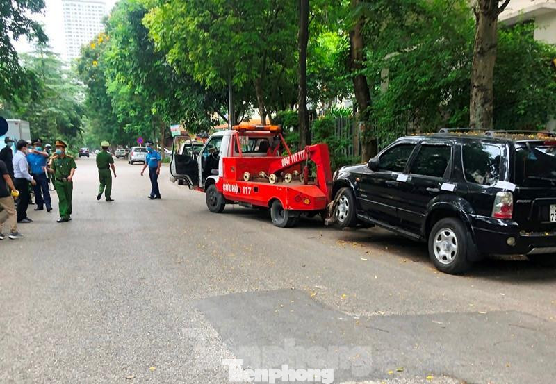 Trong ngày 25/6, tổ công tác đã lập biên bản, xóa nhiều điểm đỗ xe trên đường, với xe vi phạm không có người đứng ra giải quyết, tổ công tác đã dùng xe cẩu kéo, kéo về bãi tạm giữ.