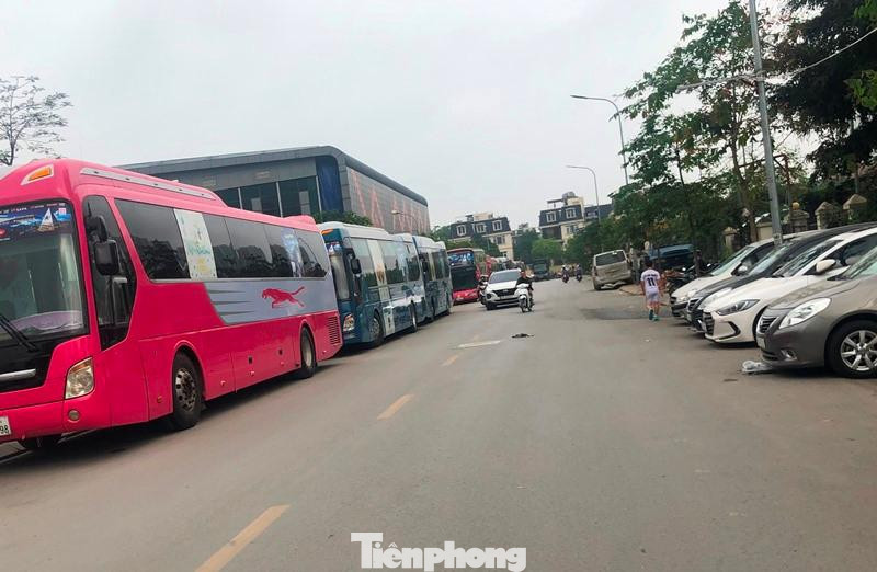 Do tuyến đường mới dẫn vào khu bán đảo Linh Đàm chỉ rộng 2 làn xe, việc có hàng dài xe khách đỗ chiếm gần 1 làn đường dẫn vào, khiến phương tiện giao thông của người dân đi ở chiều đường này phải lấn sang làn bên cạnh.