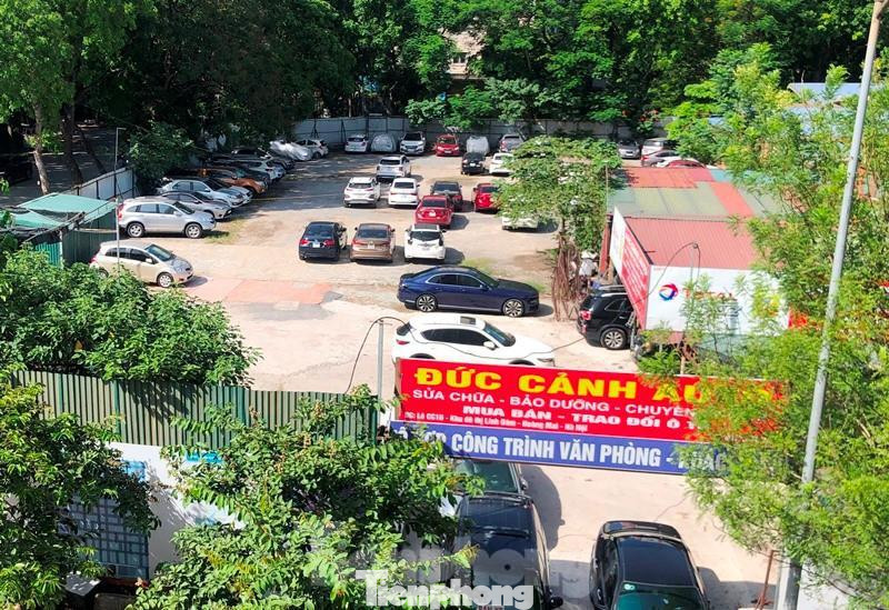 Mặc dù thông báo gửi từ tuần trước đã yêu cầu, các bãi xe lậu trong đó có bãi xe Đức Cảnh Auto phải di dời xe ô tô trông giữ chui ra khỏi bãi, hoàn trả mặt bằng, nhưng đến hôm nay bãi xe này vẫn có nhiều xe vẫn tấp nập ra vào.