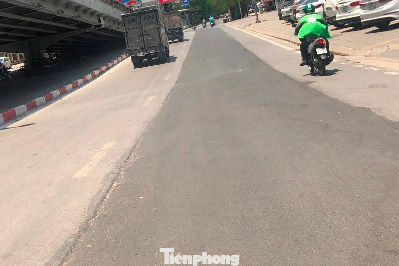 Trên các tuyến phố kết nối với phố Thái Hà như Láng Hạ, Yên Lãng... tình trạng mặt đường bị đào xới, sau đó thảm lại gồ ghề cũng xảy ra. Trên các tuyến phố kết nối với phố Thái Hà như Láng Hạ, Yên Lãng... tình trạng mặt đường bị đào xới, sau đó thảm lại gồ ghề cũng xảy ra.