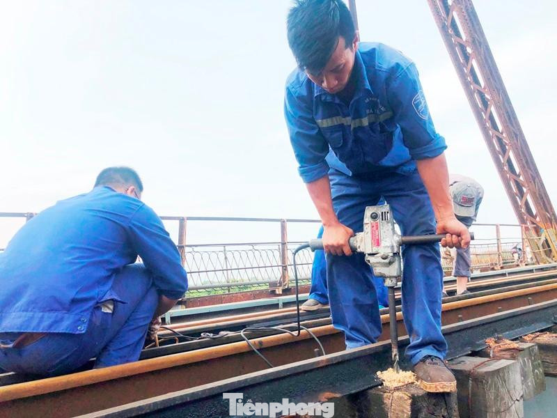 Tuy nhiên, khác với các lần bảo dưỡng, sửa chữa trước đây, từ đầu năm đến nay, do toàn bộ kinh phí bảo trì hệ thống an toàn đường sắt đang bị "tắc" tại Bộ GTVT nên công nhân kỹ thuật đến sửa chữa các hư hỏng chủ yếu là gia cố, hàn vá. Với việc hư hỏng các thanh tà vẹt, thay vì thay bằng những thanh mới, do chưa có kinh phí mua vật liệu nên cuối tuần qua, công nhân kỹ thuật Cty CP đường sắt Hà Hải phải khoan các vị trí đinh ghim mới để tận dụng.