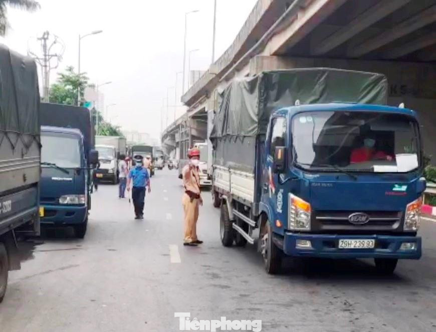 Xe tải nhiều lúc xếp thành 2 hàng dọc, chắn hết lối đi trên đường Pháp Vân, buộc CSGT và Thanh tra giao thông phải đứng ra phân luồng, đảm bảo giao thông. Xe tải nhiều lúc xếp thành 2 hàng dọc, chắn hết lối đi trên đường Pháp Vân, buộc CSGT và Thanh tra giao thông phải đứng ra phân luồng, đảm bảo giao thông.