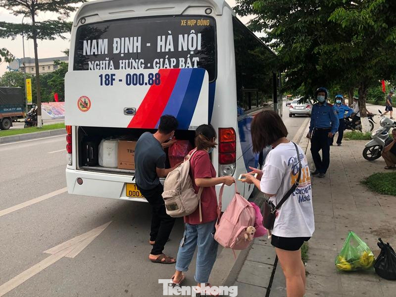 Xe khách chở quá số người được yêu cầu san tải.