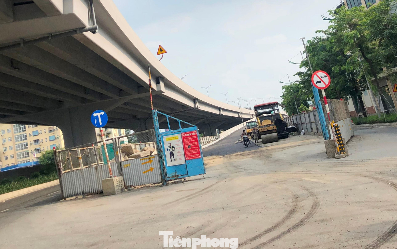 Bên trên phương tiện vẫn bị cụt đường lên xuống, còn bên dưới công trường làm đường nhánh của đường trên cao đang chiếm hơn nửa lòng đường Phạm Văn Đồng bên dưới khoảng 1 năm nay.