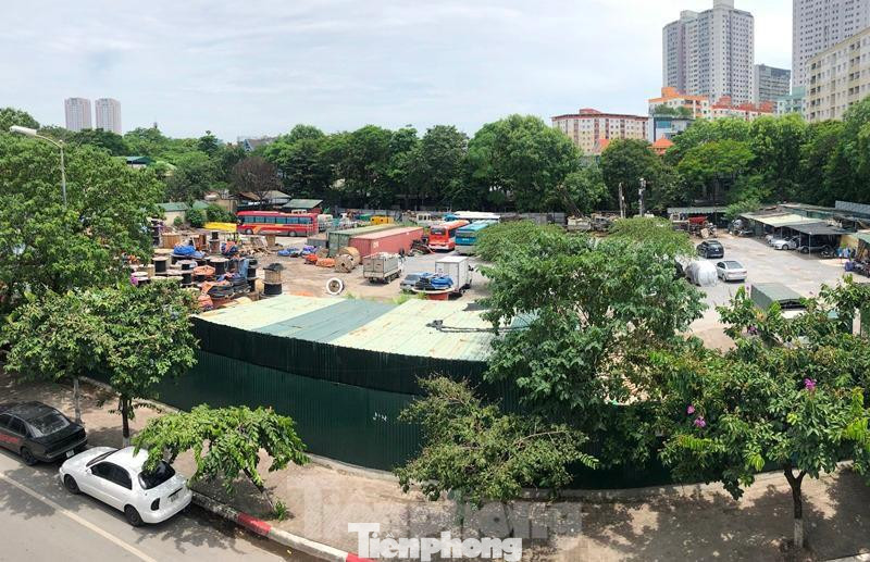 Qua ghi nhận của chúng tôi, quanh khu vực tòa nhà VP6 Linh Đàm đang có khoảng 4 bãi xe lớn, đó là bãi xe có tên Hùng Hậu, Đức Cảnh Auto (hai bãi xe này treo biển là sửa chữa ô tô để hoạt động); 2 bãi xe ở phía Đông Bắc tòa nhà VP6 vừa trông cả ô tô, xe máy. Trong ảnh là bãi xe Hùng Hậu chụp từ trên cao.