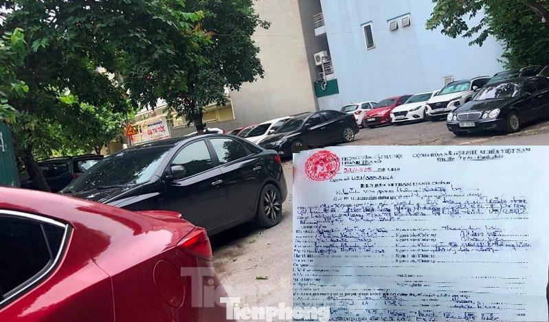 Với hành vi trông xe trái phép, không tuân thủ yêu cầu giải tỏa bãi xe vi phạm trước 27/6, tổ công tác đã lập biên bản xử phạt chủ 2 bãi xe này tổ bảo vệ tòa nhà VP6 - đại diện là ông Hoàng Văn Huấn 5 triệu đồng, đồng thời đình chỉ bãi xe. Ông Huấn đã ký vào biên bản được lập.