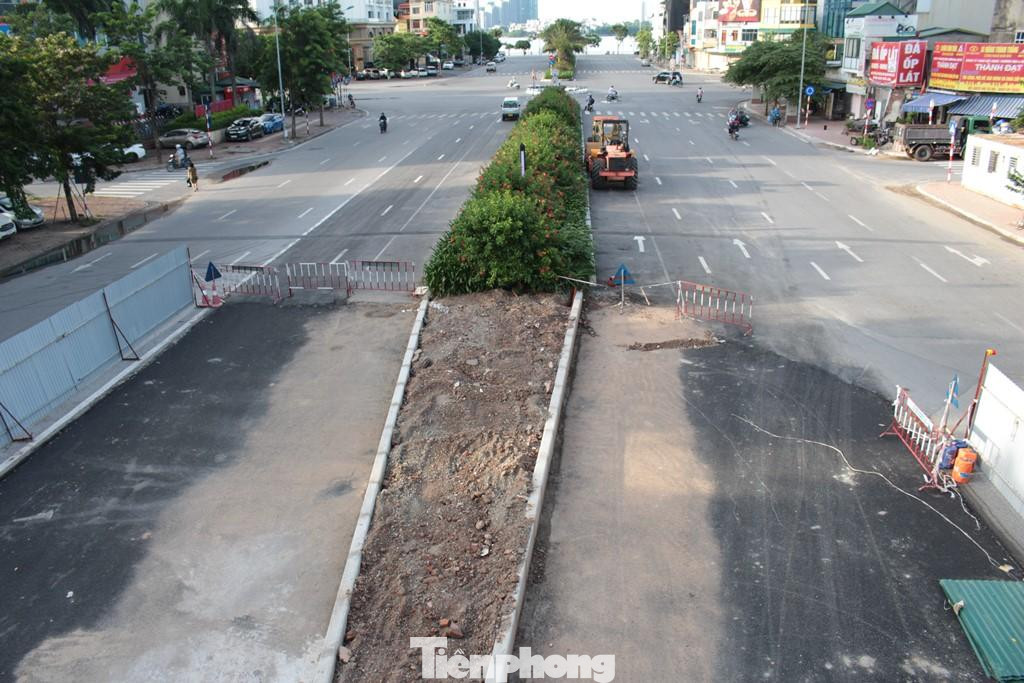 Việc này cũng giúp tuyến đường đồng bộ với mặt cắt rộng 8 làn xe của tuyến đường Nguyễn Chí Thanh – Trần Duy Hưng đã mở rộng nhiều năm nay và phố Văn Cao vừa xây dựng xong. Việc này cũng giúp tuyến đường đồng bộ với mặt cắt rộng 8 làn xe của tuyến đường Nguyễn Chí Thanh – Trần Duy Hưng đã mở rộng nhiều năm nay và phố Văn Cao vừa xây dựng xong.