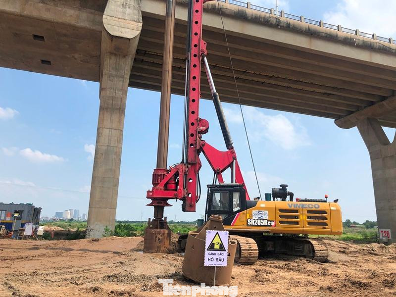 Hai đơn vị trúng thầu gói thầu chính đổ trụ và làm cầu vượt sông là liên danh nhà thầu Tổng Cty Tổng công ty Cổ phần Xuất nhập khẩu và Xây dựng Việt Nam (Vinaconex) - Cty TNHH Thương mại và Xây dựng Trung Chính.