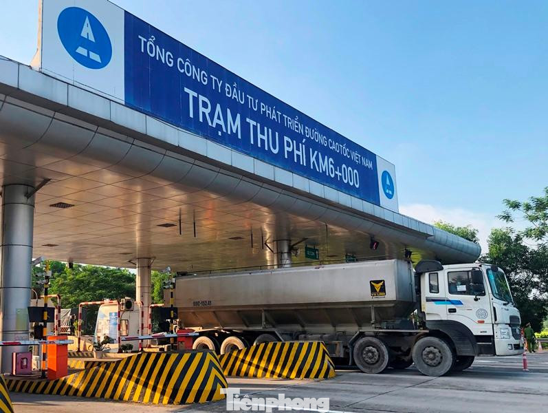 Khi dịch bệnh bùng phát phức tạp, để phục vụ công tác phòng chống dịch và chia sẻ với khó khăn của người dân, doanh nghiệp (DN) vận tải, Tổng cục Đường bộ Việt Nam (ĐBVN) đã có văn bản yêu cầu tạm dừng thu phí tại tất cả các trạm thu phí quốc lộ, cao tốc trên địa bàn các địa phương thực hiện giãn cách xã hội theo Chỉ thị 16 của Thủ tướng Chính phủ. Với Hà Nội, thực hiện từ 0h ngày 24/7 đến nay (từ 6/9 thực hiện với khu vực nội thành). Khi dịch bệnh bùng phát phức tạp, để phục vụ công tác phòng chống dịch và chia sẻ với khó khăn của người dân, doanh nghiệp (DN) vận tải, Tổng cục Đường bộ Việt Nam (ĐBVN) đã có văn bản yêu cầu tạm dừng thu phí tại tất cả các trạm thu phí quốc lộ, cao tốc trên địa bàn các địa phương thực hiện giãn cách xã hội theo Chỉ thị 16 của Thủ tướng Chính phủ. Với Hà Nội, thực hiện từ 0h ngày 24/7 đến nay (từ 6/9 thực hiện với khu vực nội thành).