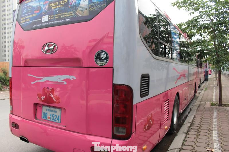 Việc này đã được người dân, cơ quan báo chí phản ánh nhiều đến các đơn vị có liên quan như Đội CSGT số 14, Phòng CSGT Hà Nội; Đội Thanh tra Hoàng Mai; phường Hoàng Liệt; Công an quận Hoàng Mai... nhưng khồng hiểu vì sao, bãi đỗ xe không phép, lấn chiếm lòng đường, vi phạm luật giao thông... này vẫn tồn tại nhiều tuần nay (?!)