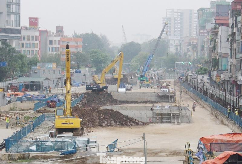 Dự án trọng điểm đường sắt đô thị Nhổn - ga Hà Nội cũng đang được thi công ban ngày. Nếu được thi công liên tục, Ban quản lý đường sắt đô thị Hà Nội cho biết, sẽ đảm bảo được tiến độ vận hành các đoàn tàu vào cuối năm nay, khai thác trong năm 2022.