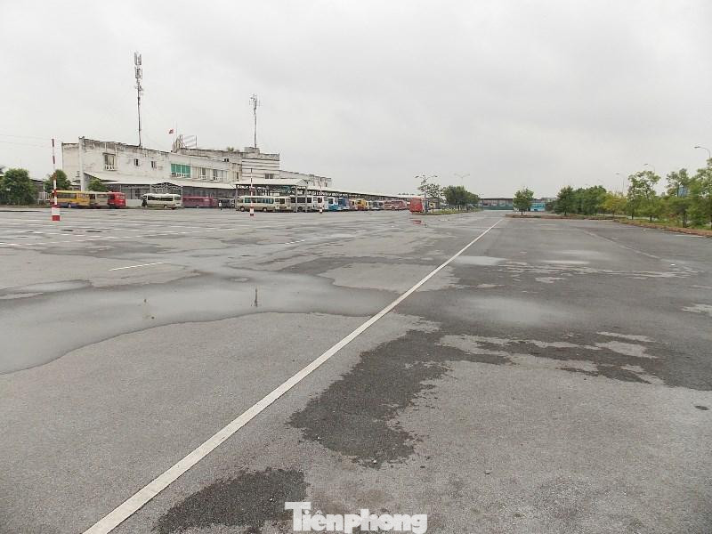 Bến xe Yên Nghĩa đang như sân bóng bị bỏ không.