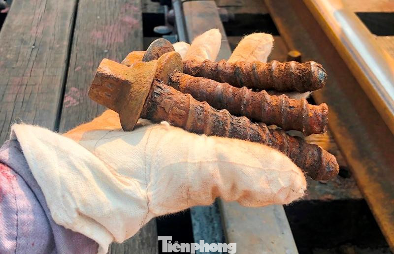 Tuổi thọ bình thường một đinh bu-lông, ốc vít đường ray tàu từ 3 đến 4 năm; mỗi năm 1 km đường sắt có cả trăm đinh phải thay, nhưng trên cầu Long Biên và Thăng Long có nhiều chiếc đinh đã hoen gỉ thế này, công nhân kỹ thuật chỉ mở ra tra dầu rồi lại vặn vào.