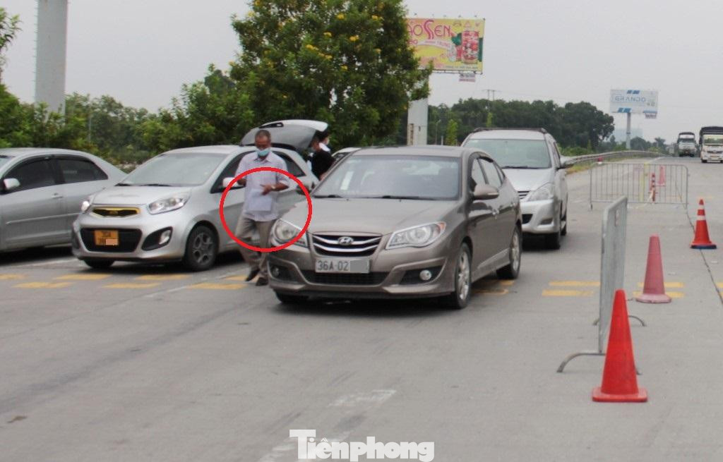 Theo quy định, xe cá nhân không thuộc diện lưu thông qua chốt cửa ngõ thời gian này Hà Nội giãn cách, nhưng chiều 10/8 tại chốt Pháp Vân - Cầu Giẽ chúng tôi ghi nhận, xe cá nhân đã xếp hàng dài chờ được thông chốt. Trên tay lái xe nào cũng cầm tập giấy tờ, trong đó có cả giấy phép có lịch trực được xác nhận của nhiều đơn vị. Theo quy định, xe cá nhân không thuộc diện lưu thông qua chốt cửa ngõ thời gian này Hà Nội giãn cách, nhưng chiều 10/8 tại chốt Pháp Vân - Cầu Giẽ chúng tôi ghi nhận, xe cá nhân đã xếp hàng dài chờ được thông chốt. Trên tay lái xe nào cũng cầm tập giấy tờ, trong đó có cả giấy phép có lịch trực được xác nhận của nhiều đơn vị.