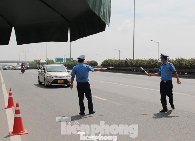 Chốt trực COVID của Thanh tra giao thông tại cửa ngõ phía Bắc (cầu Thanh trì) dừng, kiểm tra xe chở khách. Ảnh: T.Đảng Chốt trực COVID của Thanh tra giao thông tại cửa ngõ phía Bắc (cầu Thanh trì) dừng, kiểm tra xe chở khách. Ảnh: T.Đảng