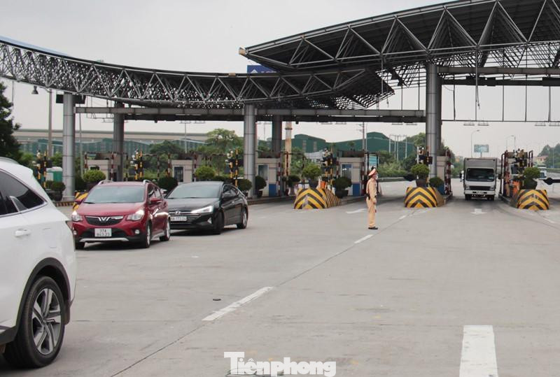 Trước tình trạng trên, tại chốt Pháp Vân - Cầu Giẽ (cửa ngõ phía Nam), để không có bất kỳ xe cá nhân nào thông chốt mà không được kiểm tra, chiều qua CSGT đã ra đứng ngay cửa ra mỗi làn thu phí (lớp 1) để yêu cầu xe cá nhân vào chốt. Trước tình trạng trên, tại chốt Pháp Vân - Cầu Giẽ (cửa ngõ phía Nam), để không có bất kỳ xe cá nhân nào thông chốt mà không được kiểm tra, chiều qua CSGT đã ra đứng ngay cửa ra mỗi làn thu phí (lớp 1) để yêu cầu xe cá nhân vào chốt.