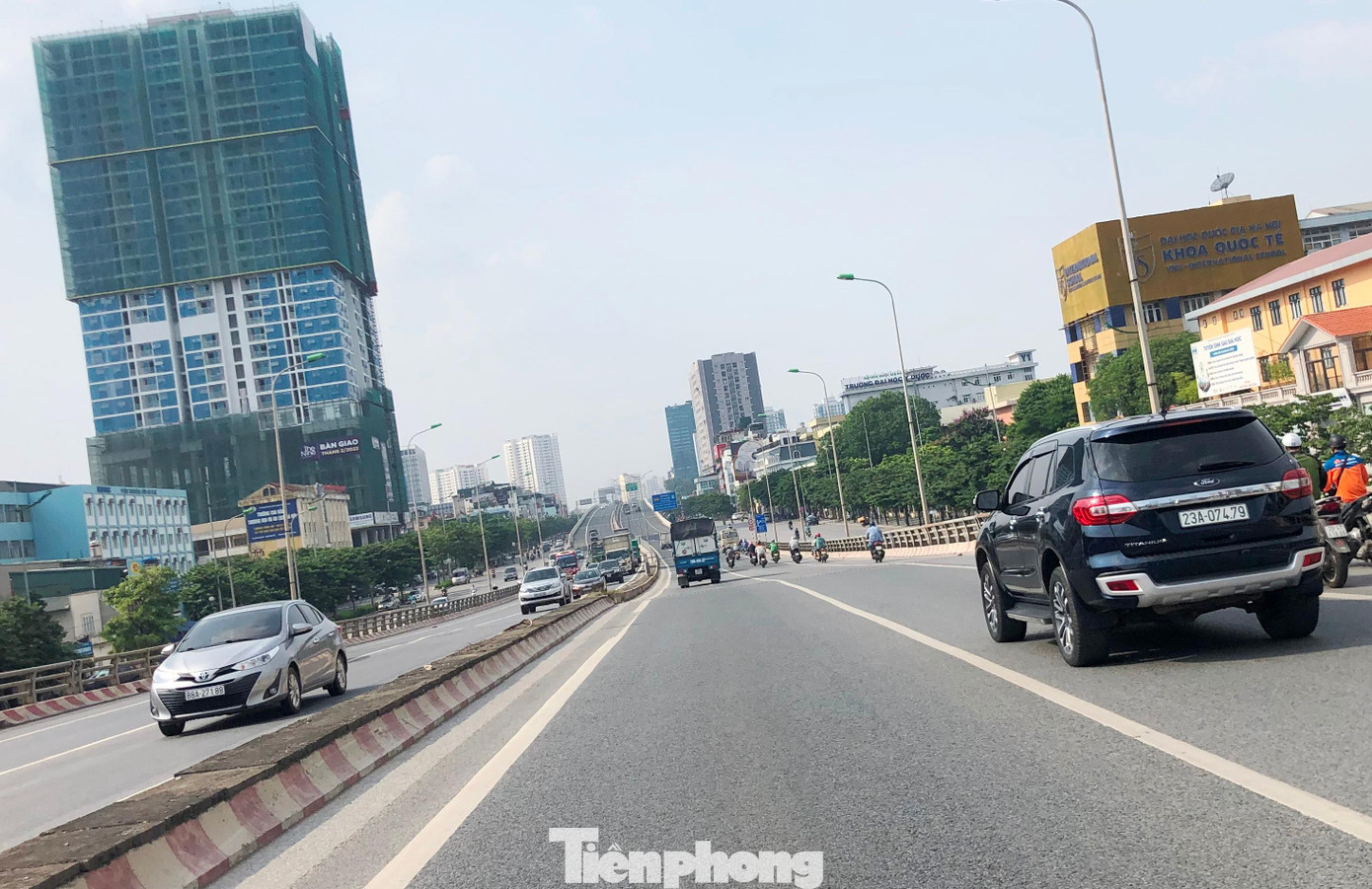 Đường trên cao từ Linh Đàm đi Mai Dịch rất đông xe, nhưng đoạn từ Mai Dịch chỉ lác đác xe qua lại.