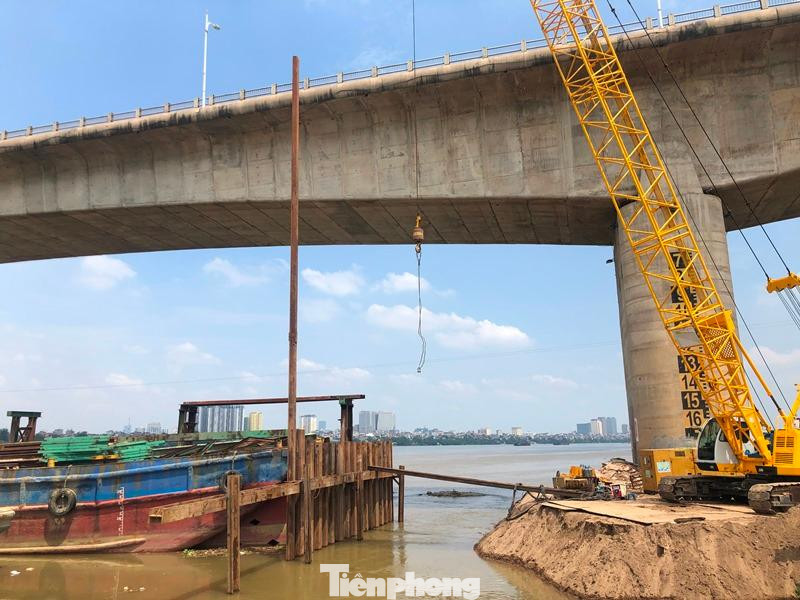 Để thi công được phần cầu chính vượt sông các nhà thầu phải dùng nhiều xà lan làm đường nổi, huy động máy xúc, cần cẩu ra khoan đào ở lòng sông, sau đó đóng cọc cừ xung quan phạm vi đổ trụ. Toàn bộ phần cầu chính vượt sông có 4 trụ bê tông ở lòng sông, 2 trụ giáp bờ mỗi bên.