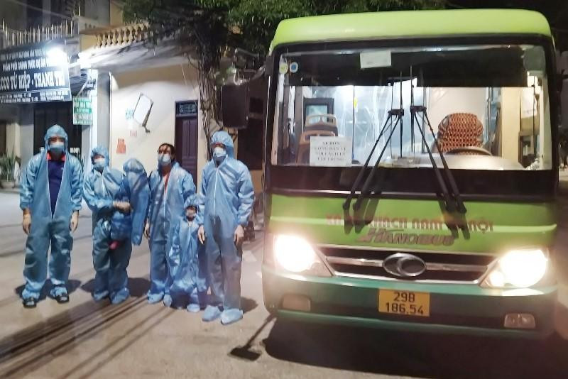 Trong mấy ngày này, xe buýt BKS 29B-18654 đã được điều động đến đón một gia đình thuộc diện F1 ở phố Minh Khai đi cách ly ngay trong đêm.